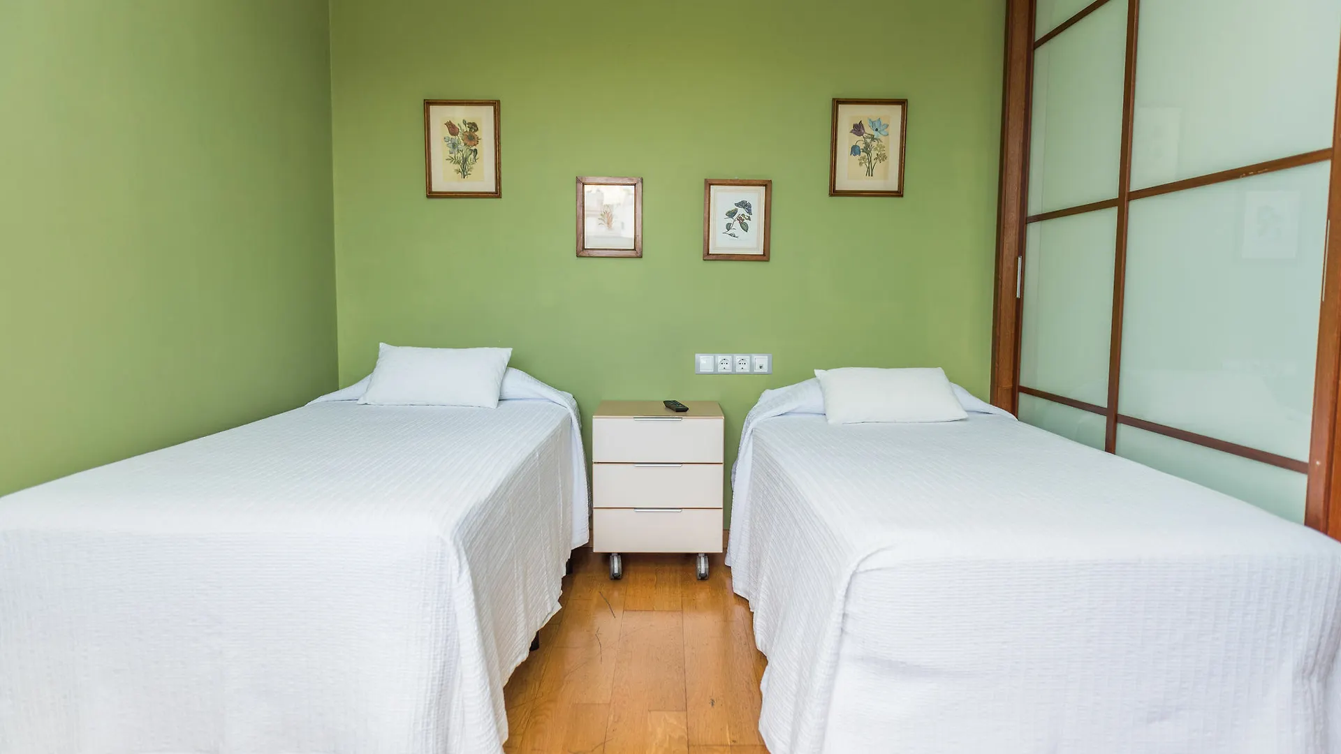 Go Barcelona Guest House 2*,